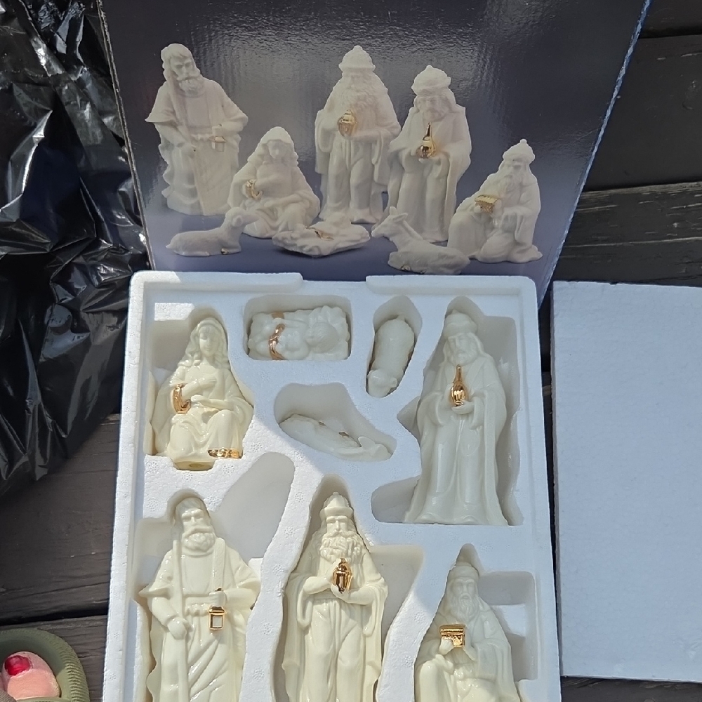 Elegant White Nativity Figurine Set 8 Pc Gift Gallery . Porcelain Vintage